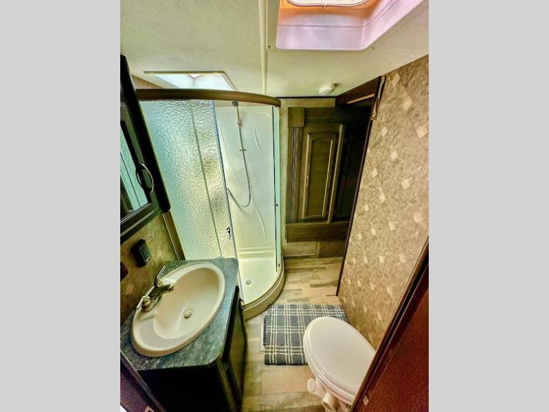 2017 Winnebago Voyage Lite 28SGS, $ 18,999