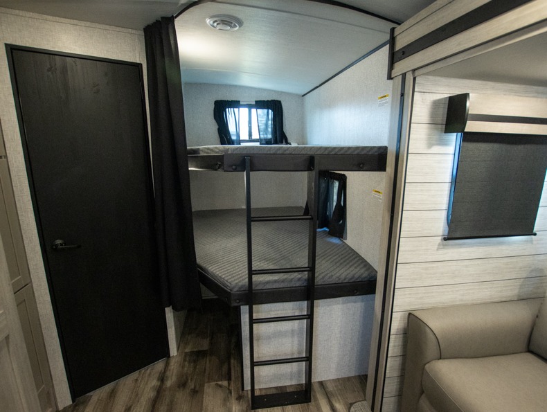 2024 CrossRoads Sunset Trail Super Lite SS272BH, $ 29,990