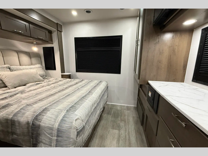 2026 Dynamax Isata 6 Series 31KS, $ 298,299