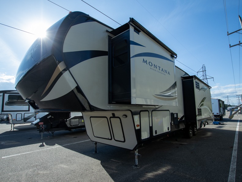 2017 Keystone Montana High Country 353RL, $ 0