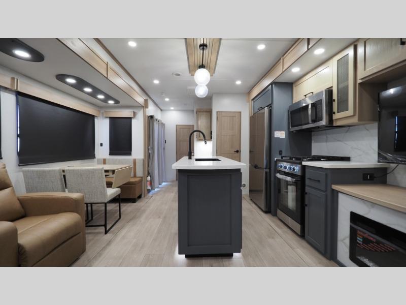 2026 CrossRoads Hampton 372FDB, $ 0