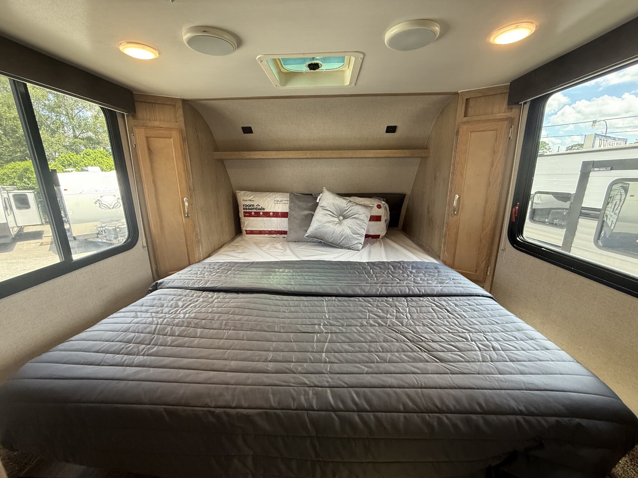 2020 Winnebago Micro Minnie Fifth Wheel 2405RL, $ 18,499