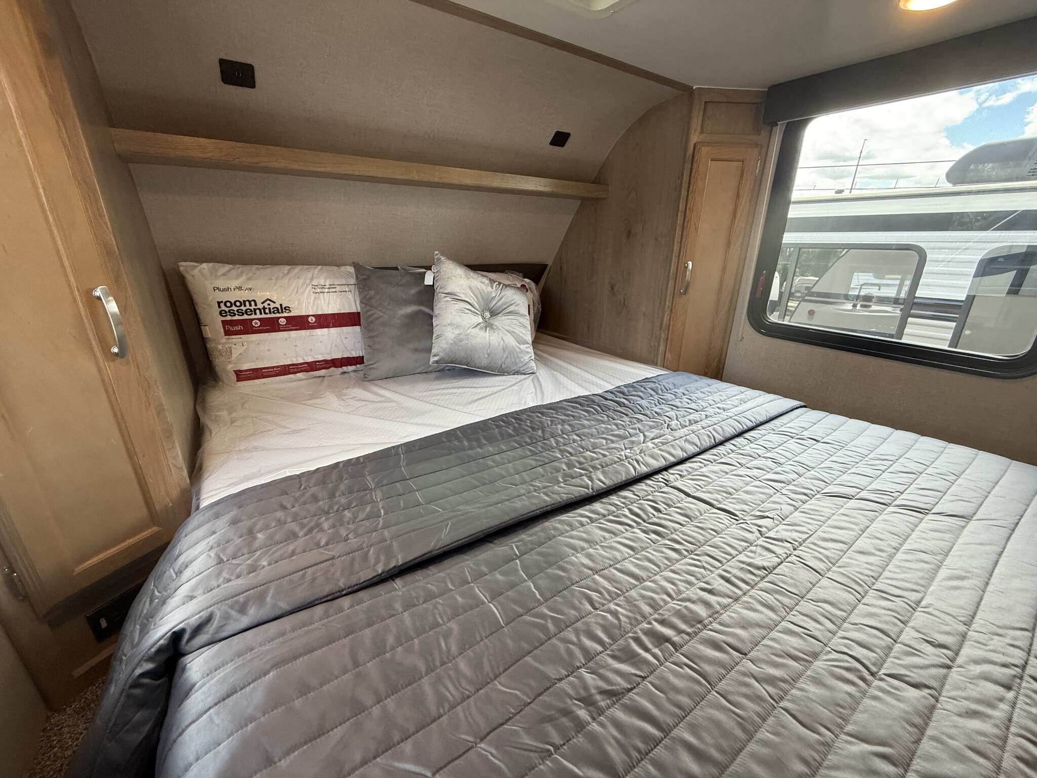 2020 Winnebago Micro Minnie Fifth Wheel 2405RL, $ 18,499