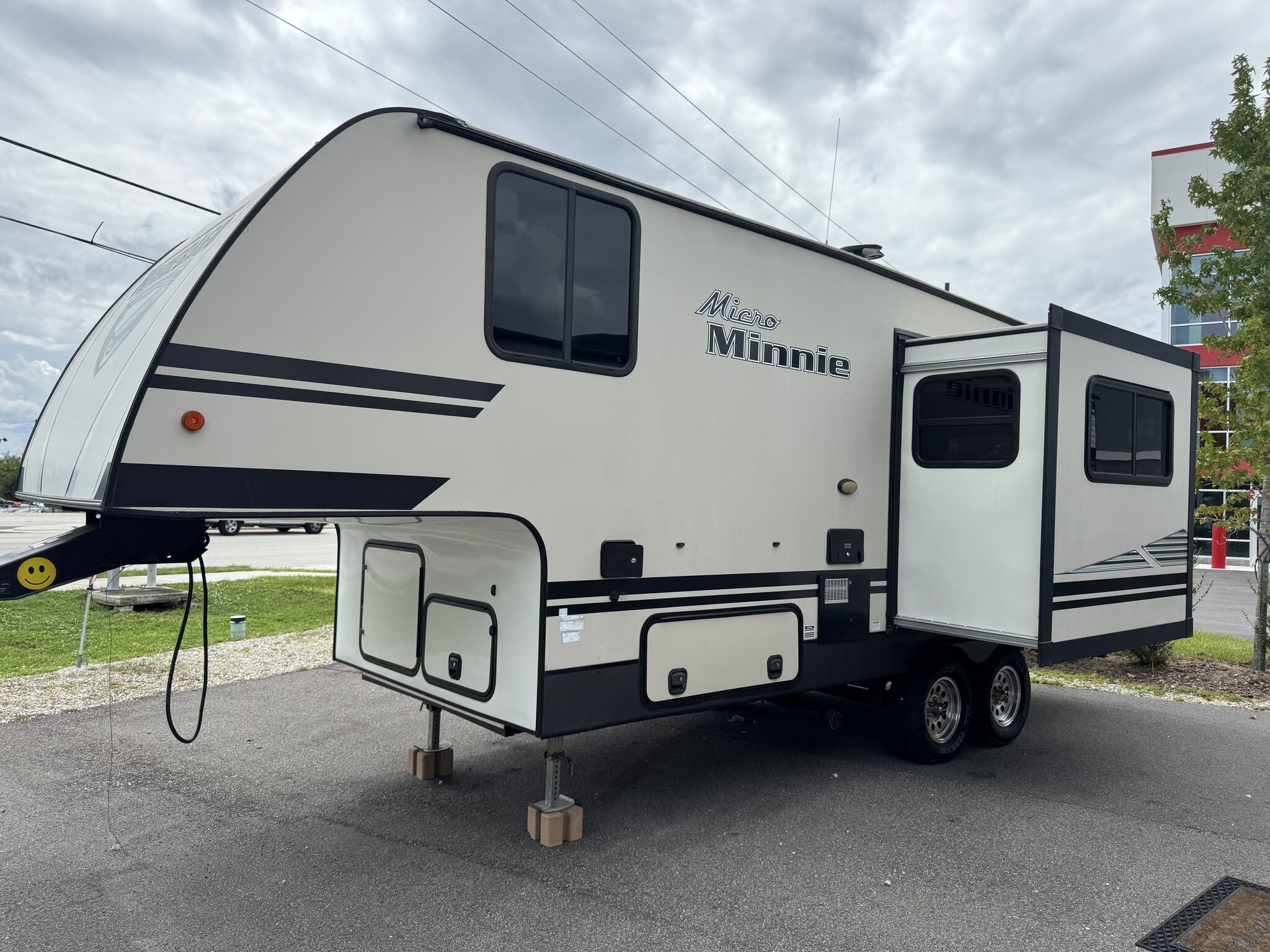 2020 Winnebago Micro Minnie Fifth Wheel 2405RL, $ 18,499