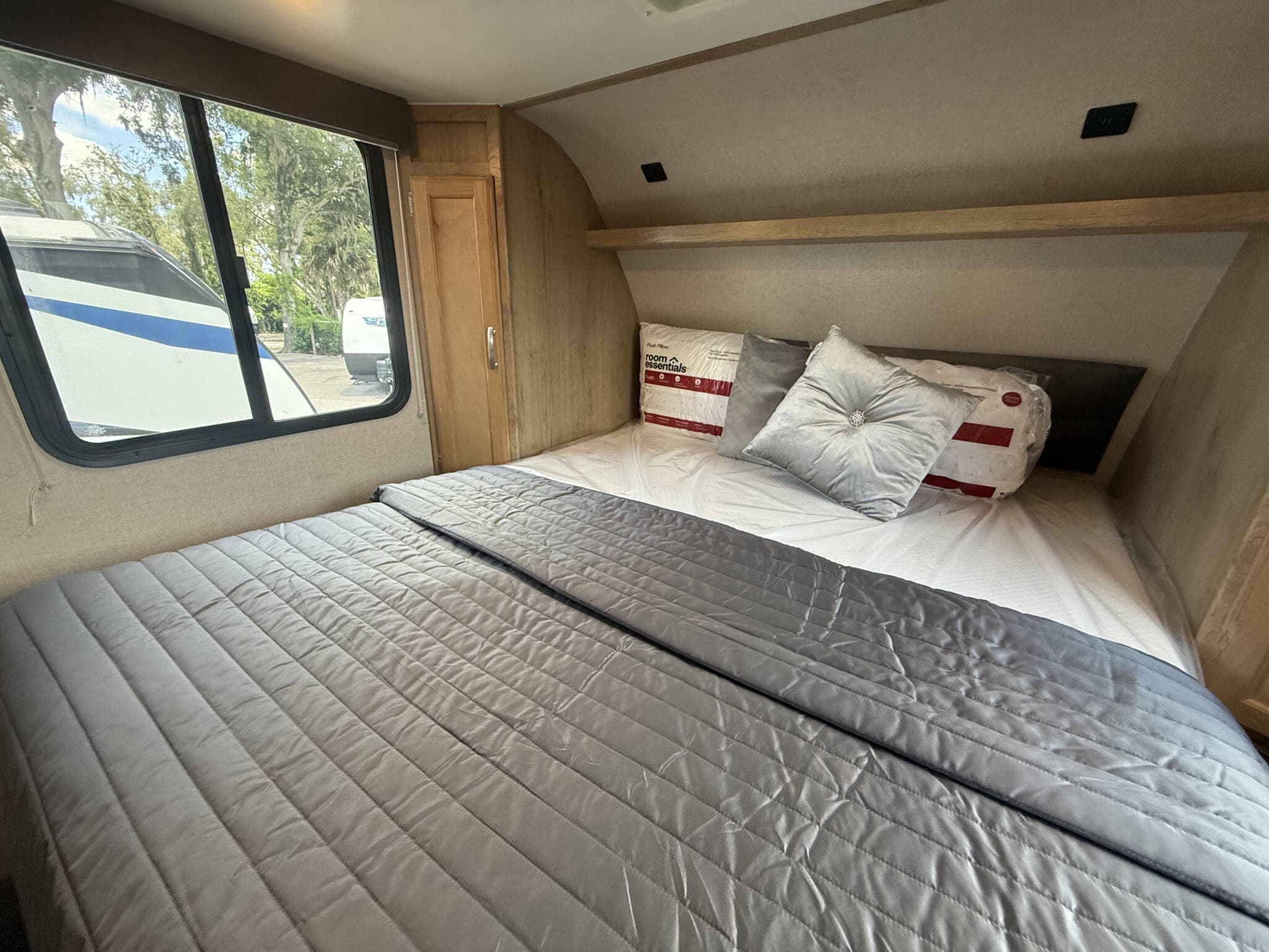 2020 Winnebago Micro Minnie Fifth Wheel 2405RL, $ 18,499