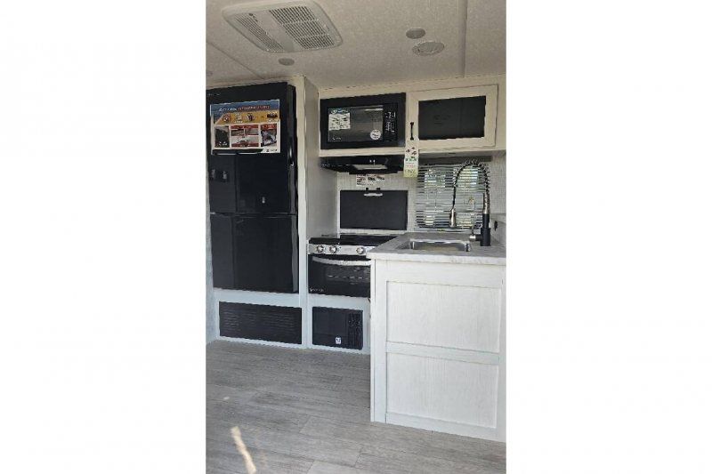 2025 Palomino SolAire Ultra Lite 3300FLBS, $ 46,990