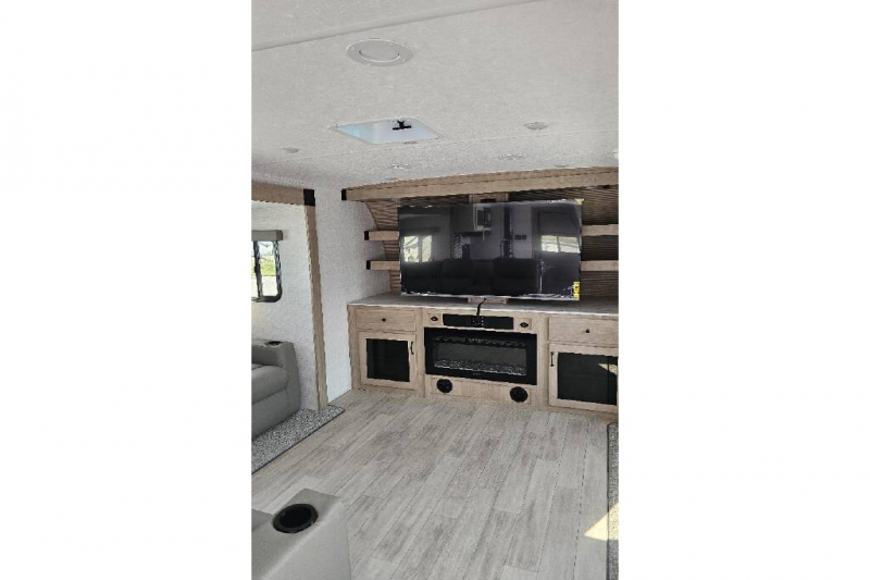 2025 Palomino SolAire Ultra Lite 3300FLBS, $ 46,990