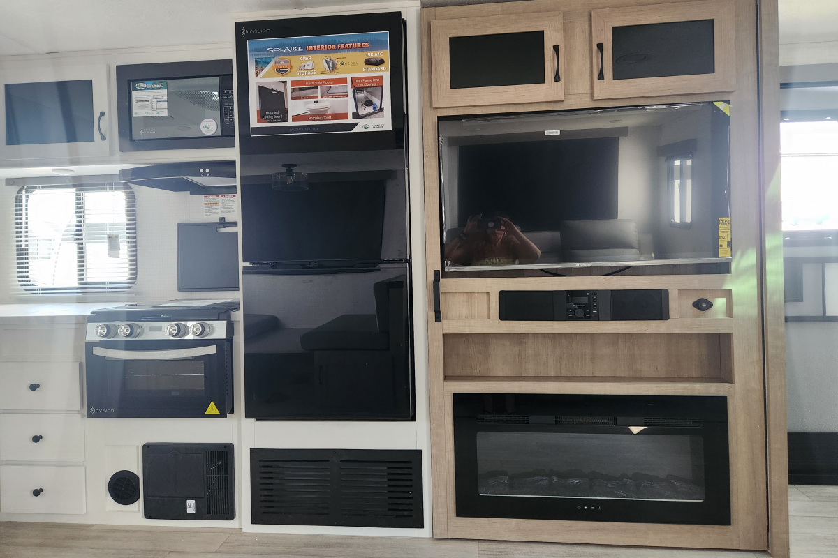 2025 Palomino SolAire Ultra Lite 2580RBSS, $ 38,990