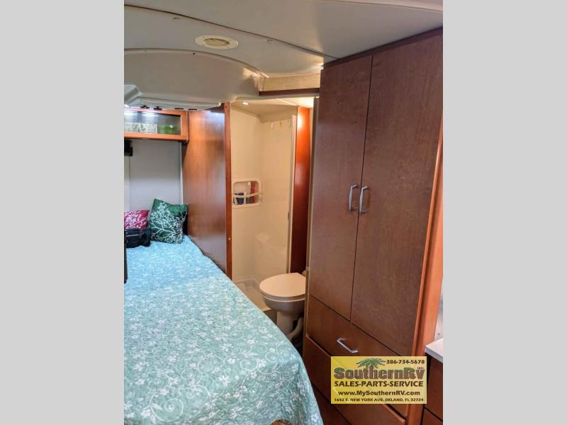 2009 Leisure Travel Vans Freedom II Serenity, $ 54,999