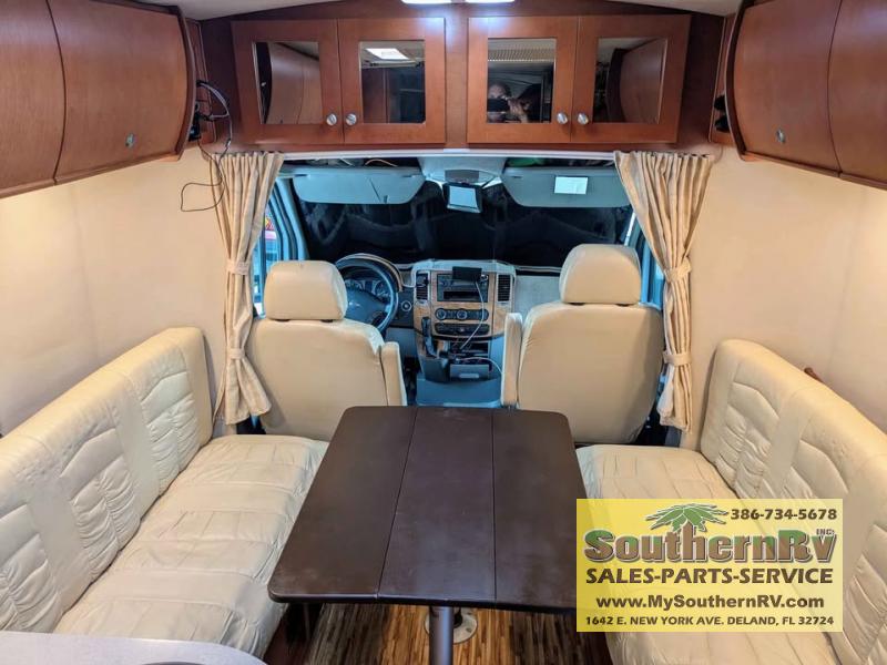 2009 Leisure Travel Vans Freedom II Serenity, $ 54,999