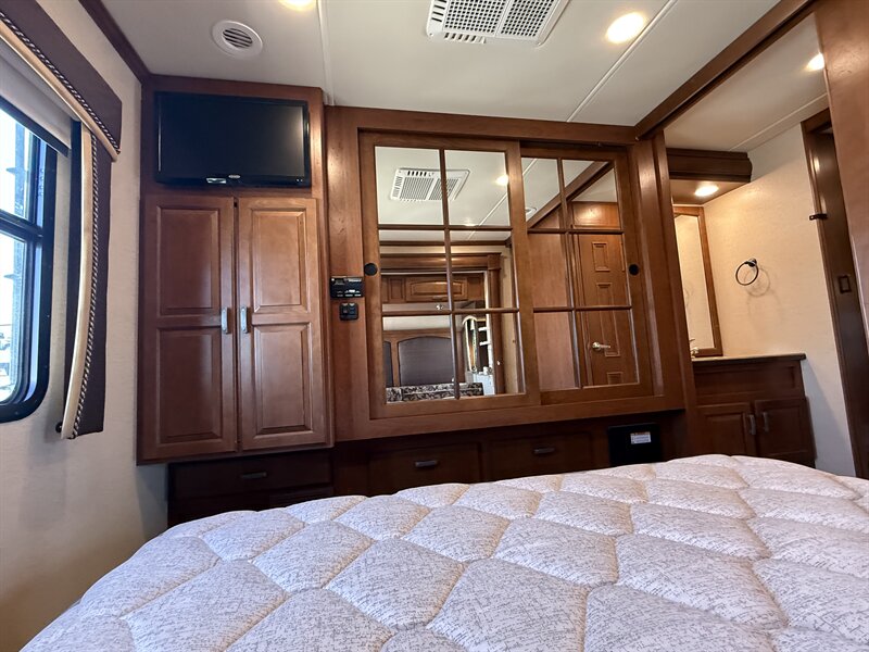2015 Jayco Seneca 37TS, $ 124,999