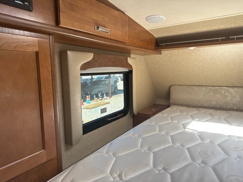 2019 Lance Truck Camper Long Bed 1172, $ 44,995