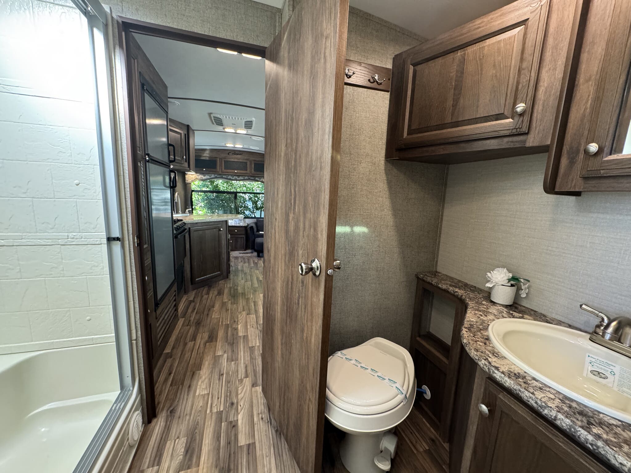 2017 Keystone Cougar X-Lite 28RLS, $ 17,900