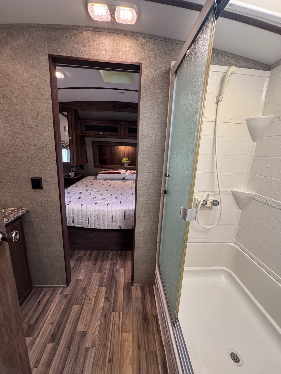 2017 Keystone Cougar X-Lite 28RLS, $ 17,900