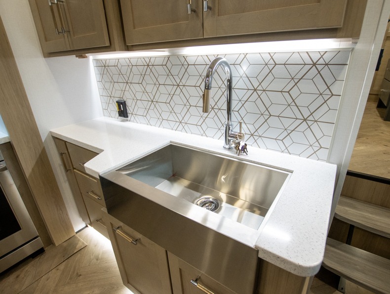 2026 Keystone Raptor 441, $ 186,818