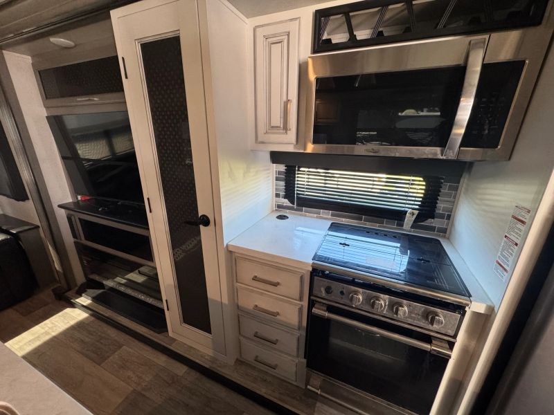 2021 Keystone Montana Mod Maple Ed FW, $ 48,000