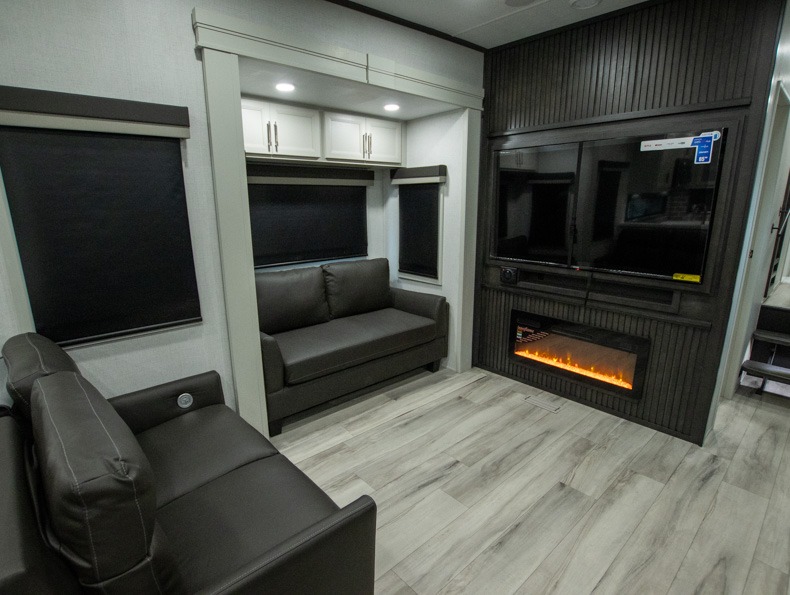 2026 Keystone Alpine Avalanche Edition 379MB, $ 127,420