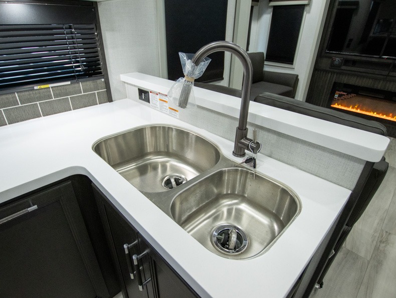 2026 Keystone Alpine Avalanche Edition 379MB, $ 127,420