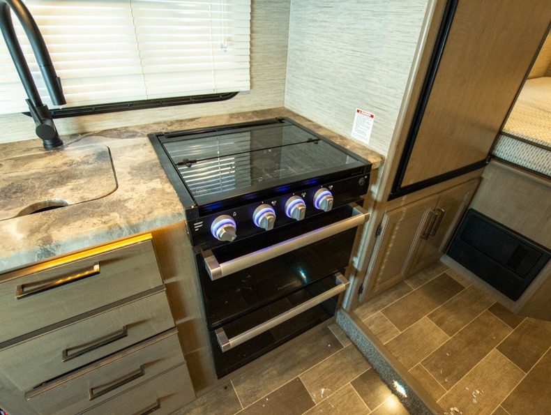 2022 Thor Motor Coach Quantum SE SE22 Ford, $ 0