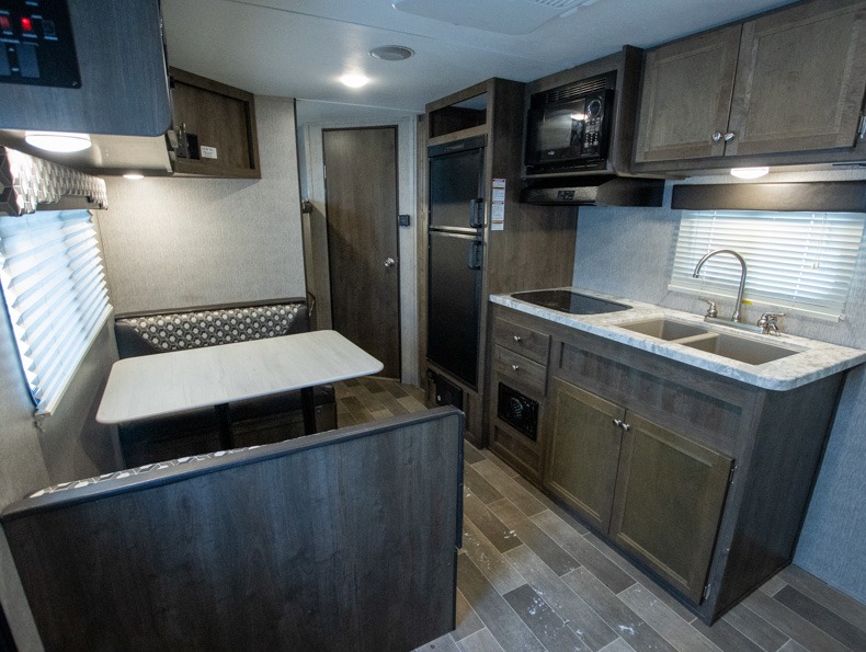 2019 Dutchmen Coleman Light LX 2125BH, $ 0