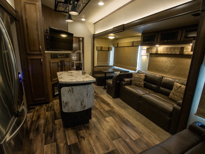 2019 Forest River Sandpiper 384QBOK, $ 0