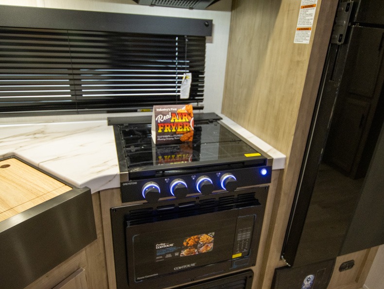 2026 Forest River Cherokee Wolf Den 301BH, $ 0