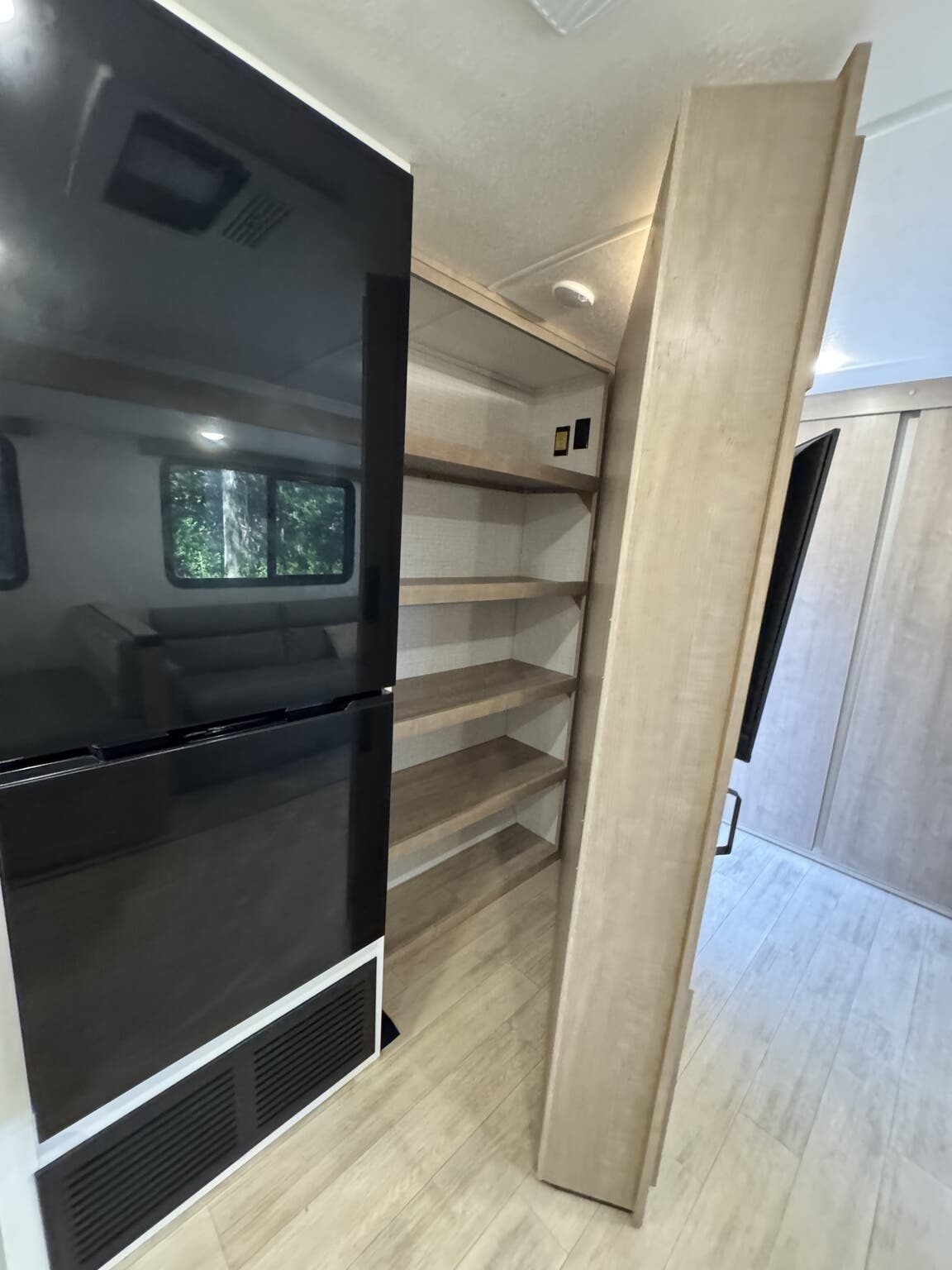 2025 Palomino SolAire Ultra Lite 3150TBSS, $ 34,500