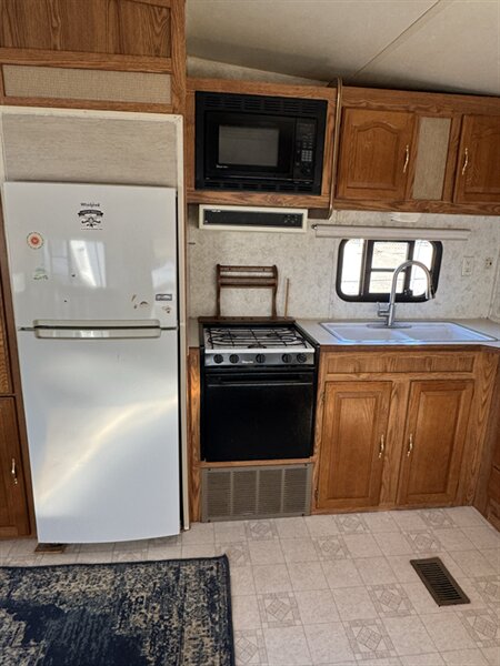 2001 Forest River 27RKSS, $ 6,895