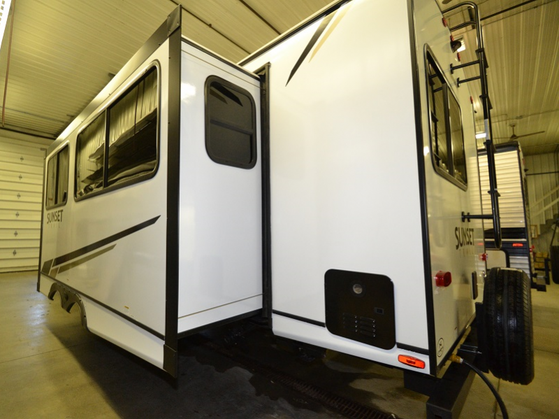 2023 CrossRoads Sunset Trail Super Lite SS285CK, $ 34,990